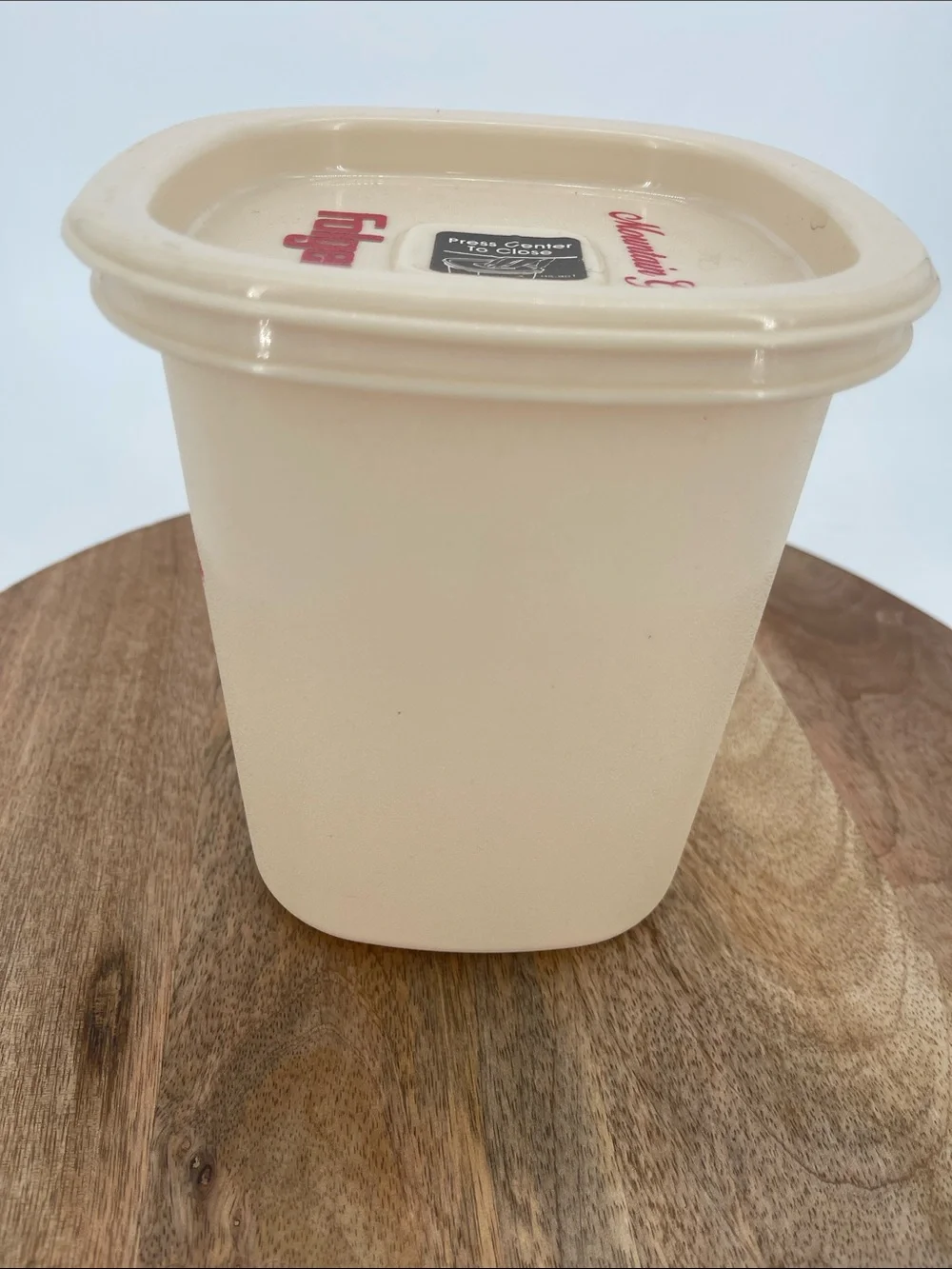Vintage Rubbermaid Folgers Coffee Servin Saver Container-6 Cups